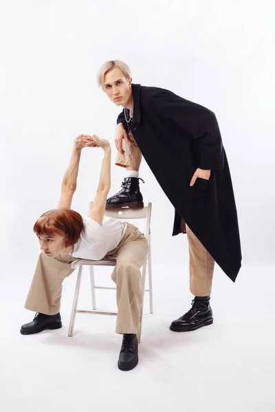 Bir adam ve bir kadın beyaz karantinada.