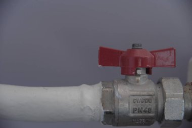 Kırmızı yangın musluğu.