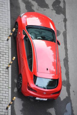 Beyaz arka planda kırmızı araba