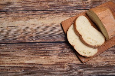 Tahtada dilimlenmiş ekmek.