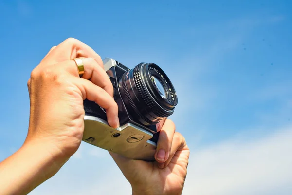 Camera Hand Foto Lucht — Stockfoto