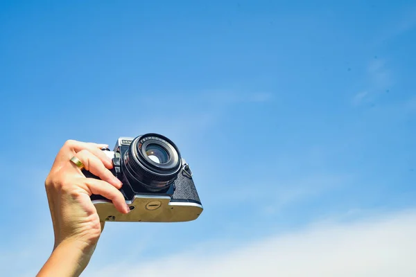 Camera Hand Foto Lucht — Stockfoto