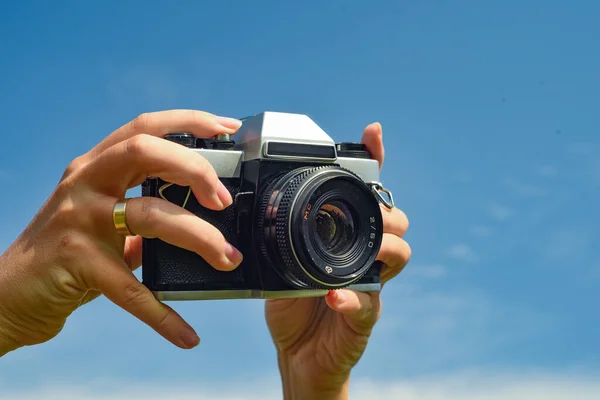 Camera Hand Foto Lucht — Stockfoto