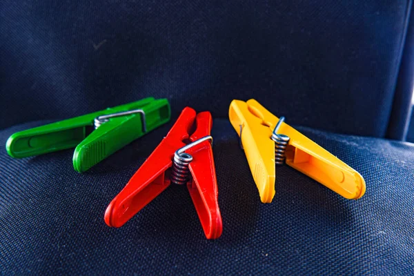 Kleurrijke Plastic Wasknijpers Pinnen Een Donkere Achtergrond — Stockfoto