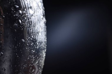 Büyük ve ince su damlaları cama düşer..