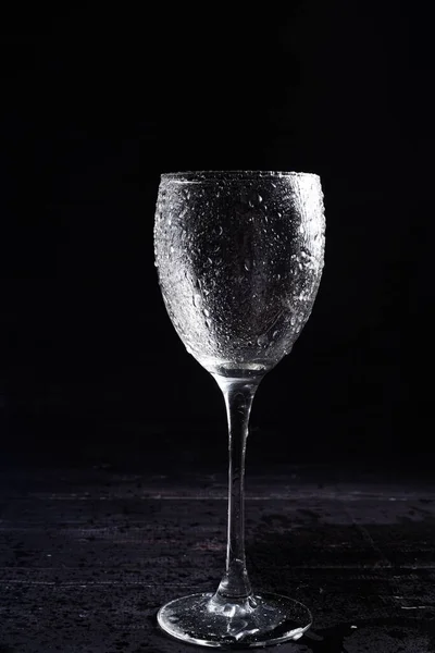 黑白相间的酒杯 周围有倒影和水滴 — 图库照片