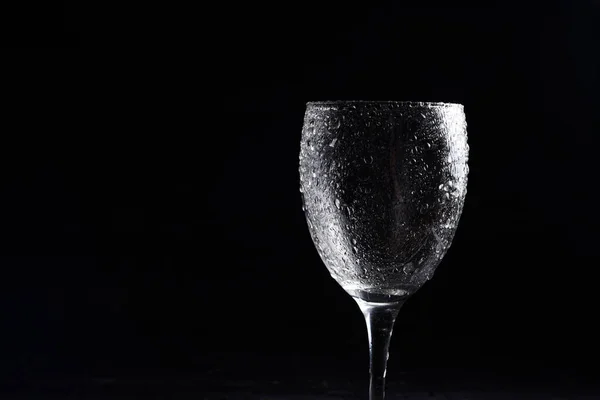 黑白相间的酒杯 周围有倒影和水滴 — 图库照片