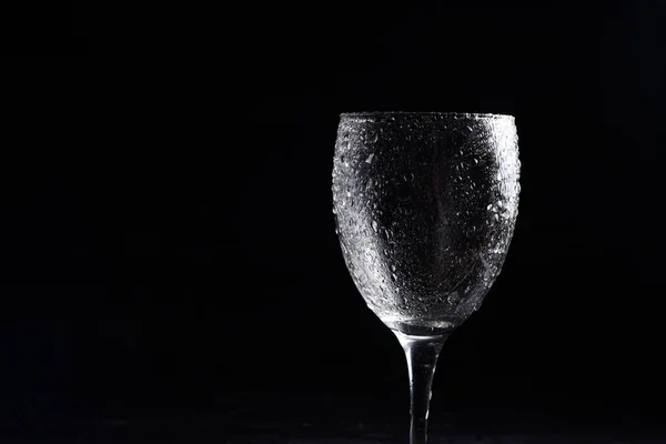 Copa Vino Blanco Negro Sobre Una Superficie Negra Con Reflejos — Foto de Stock