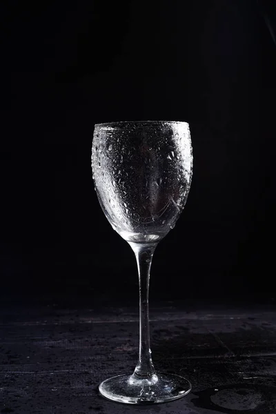 Copa Vino Blanco Negro Sobre Una Superficie Negra Con Reflejos — Foto de Stock