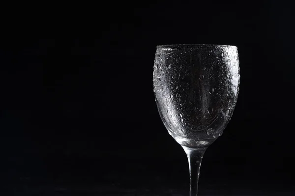 Copa Vino Blanco Negro Sobre Una Superficie Negra Con Reflejos — Foto de Stock