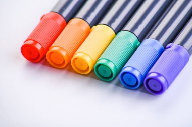 Beyaz arkaplanda izole edilmiş renkli kalem seti. IGBT konsepti