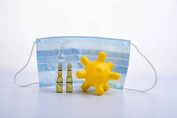 Kopieer Ruimte Transparante Medische Ampullen Een Rij Kinderspeelgoed Vorm Van — Stockfoto