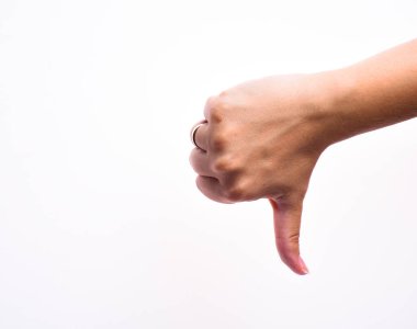 Kadın eli hoşlanmadığını gösteriyor, baş parmak aşağı.