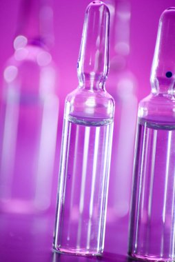 Pembe arka planda tıbbi ampuller var. Yakın plan.