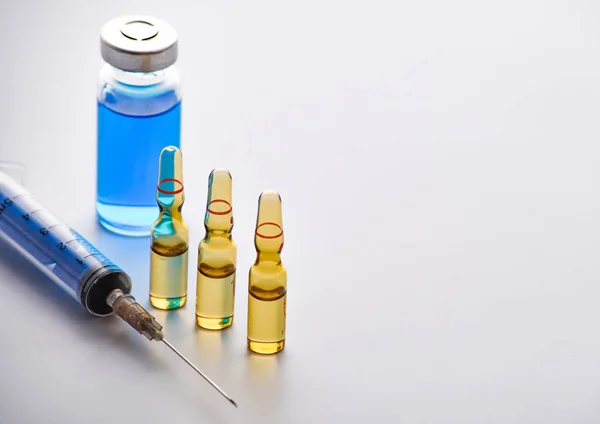 注射器和注射器用的药瓶和安培 药物和疾病治疗 药理学和科学 复制空间 — 图库照片