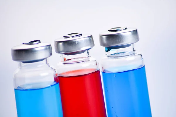 ワクチン コロナウイルスの予防接種 Covid 19インフルエンザ予防 予防接種の概念 3色の赤と青の薬瓶やアンプル — ストック写真