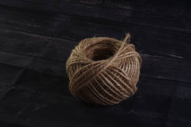 Koyu arkaplandaki iplik yumağı