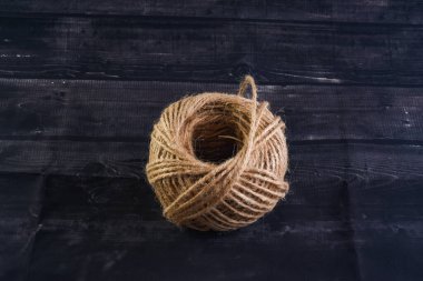 Koyu arkaplandaki iplik yumağı