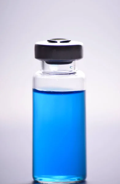 Frasco Para Injetáveis Azul Medicinal Com Solução Injetável Sobre Fundo — Fotografia de Stock