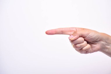 Elini gösteren bir kadın.