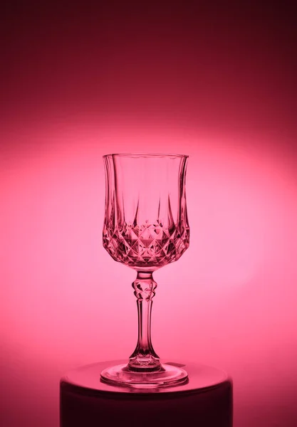 Wineglass在光的背景上精美水晶玻璃器皿的概念 垂直的 蓝色调 — 图库照片