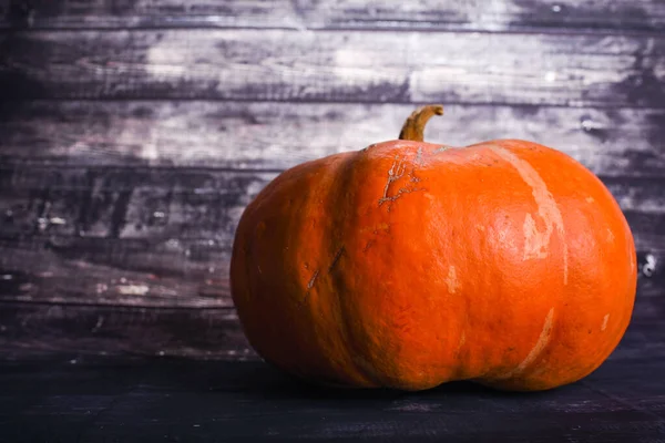 Grote Sappige Pompoen Een Donkere Houten Achtergrond — Stockfoto