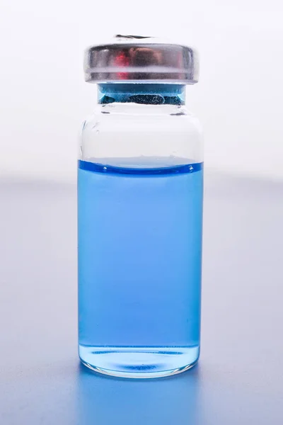 Frasco Para Injetáveis Azul Medicinal Com Solução Injetável Sobre Fundo — Fotografia de Stock
