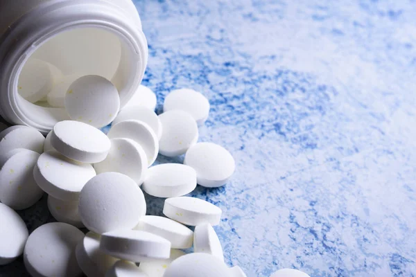 White Medical Pills Tablets Spilling Out Drug Bottle Macro Top — Stock Photo, Image