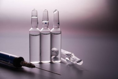 Beyaz arka planda izole edilmiş şırıngalı tıbbi ampuller. İğne ve şırınga için ilaç şişesi ve ampuller. İlaçlar ve hastalık tedavisi. Farmakoloji ve bilim. Boşluğu kopyala.