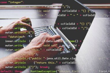 Bilgisayar sistemine sızan hackerlar. Güvenlik sistemine girmek için şifreli bir dizüstü bilgisayar konsepti. seçici odak.