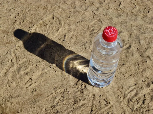 Bottiglia Acqua Sulla Spiaggia Sete Una Calda Estate Giornata Soleggiata — Foto Stock