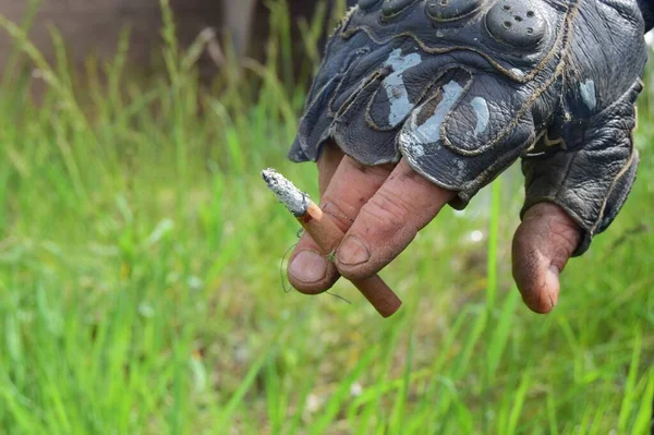 Mano Sucia Del Hombre Con Cigarrillo Cerca Parque Contra Fondo —  Fotos de Stock