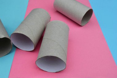 Pastel arka planda tuvalet kağıdı kolları, pembe pastel arka plan.