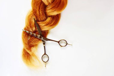 Uzun örgülü örgü. kuaför makası. Güzellik Endüstrisi