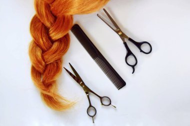 Uzun örgü, kuaför makası ve tarak. Güzellik endüstrisi kuaförü konsepti