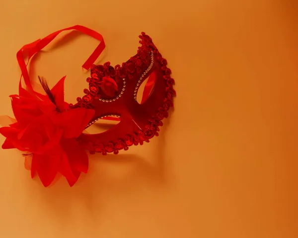 Maschera Carnevale Rosso Sfondo Arancione Capodanno Concetto Caranaval — Foto Stock