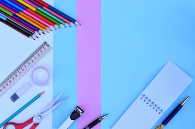 Okul arka planında mesaj için yer var. Web tasarımı için yatay pankart. Pastel renklerin arka planına karşı parlak düz bir şekilde okul malzemeleri koleksiyonu. Eğitici bir kavram. Boşluğu kopyala