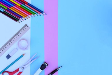Okul arka planında mesaj için yer var. Web tasarımı için yatay pankart. Pastel renklerin arka planına karşı parlak düz bir şekilde okul malzemeleri koleksiyonu. Boşluğu kopyala