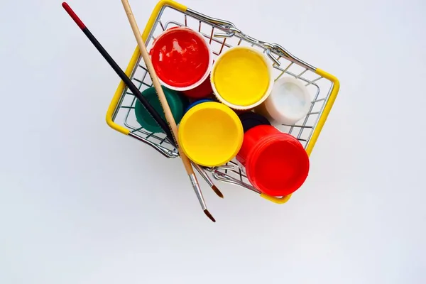 Akrilik resimler, arka planda, metal bir perde çubuğundaki çocukların yaratıcılığı için. kopyalama alanı. yakın plan