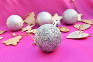 Pembe arka planda Noel ağacı süslemesi gümüş top. Yeni yıl ve Noel tebrik kartı konsepti. yakın çekim, seçici odak