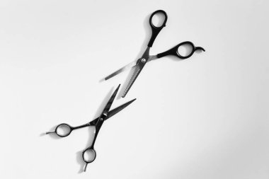 Işık arka planında bir makas yakın plan