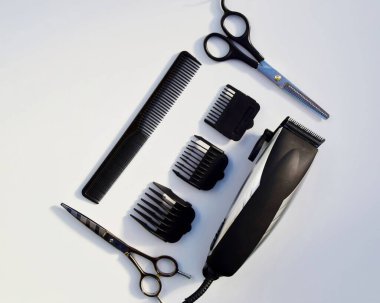 Hafif arka planda çeşitli aksesuarları kuaförlemek. Kuaför güzellik endüstrisi konsepti. taraklı makas ve saç makası.