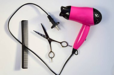 Hafif arka planda çeşitli aksesuarları kuaförlemek. Kuaför güzellik endüstrisi kavramı
