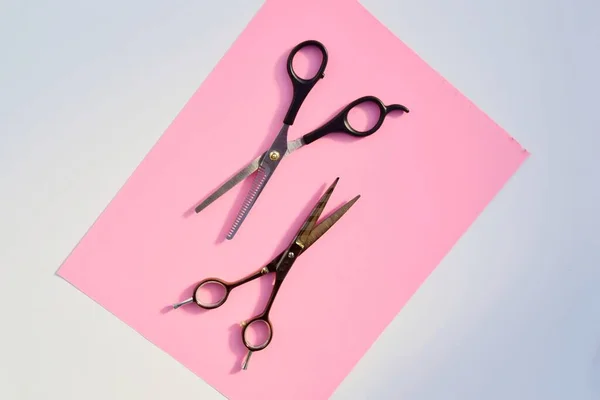 粉红背景上的一双理发剪刀 — 图库照片