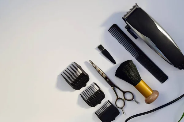 Pembe arka planda çeşitli aksesuarları kuaförlemek. Kuaför güzellik endüstrisi konsepti. kuaför makası ve saç makası.