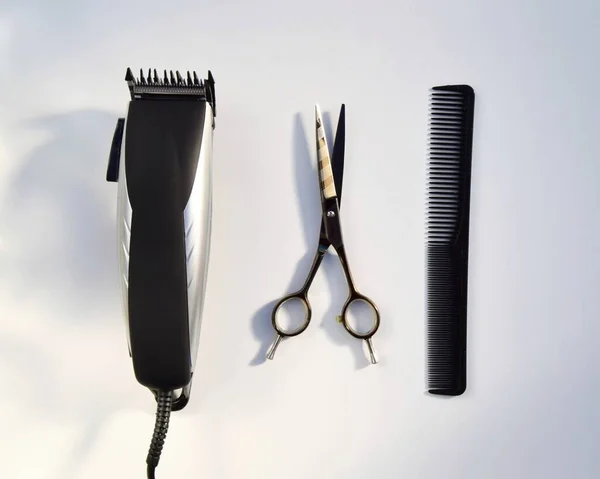 用浅色的背景做各种配饰 美发行业的概念 理发剪子和梳子 — 图库照片