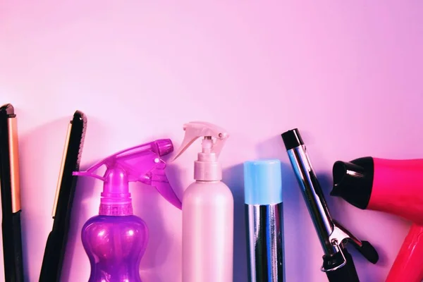 Hafif arka planda çeşitli aksesuarları kuaförlemek. Kuaför güzellik endüstrisi kavramı