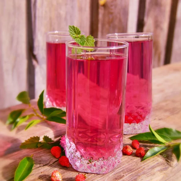 Cocktail Fresco Cereja Verão Copo Refrigerante Morango Beber Fundo Madeira — Fotografia de Stock