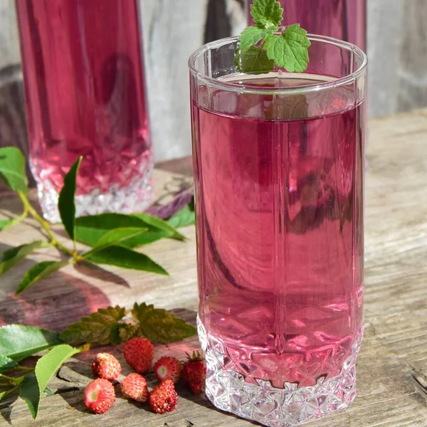 Frischer Sommerkirschcocktail Glas Erdbeer Limo Getränk Auf Holzgrund — Stockfoto