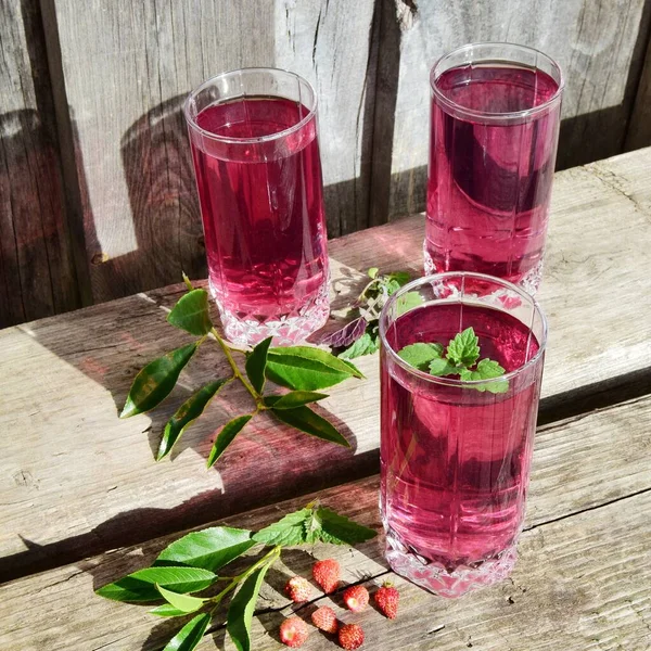 Cocktail Fresco Cereja Verão Copo Refrigerante Morango Beber Fundo Madeira — Fotografia de Stock